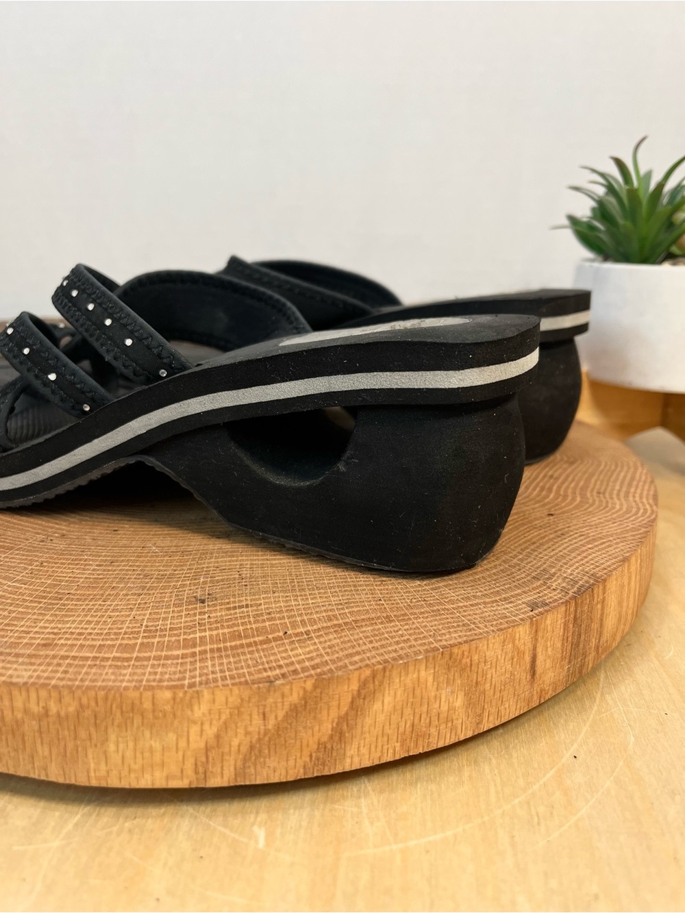 Y2K Vintage Skechers Cali Wedge Sandals Black Rhinestone Thong Flip Flops Size 8 - Picture 11 of 14